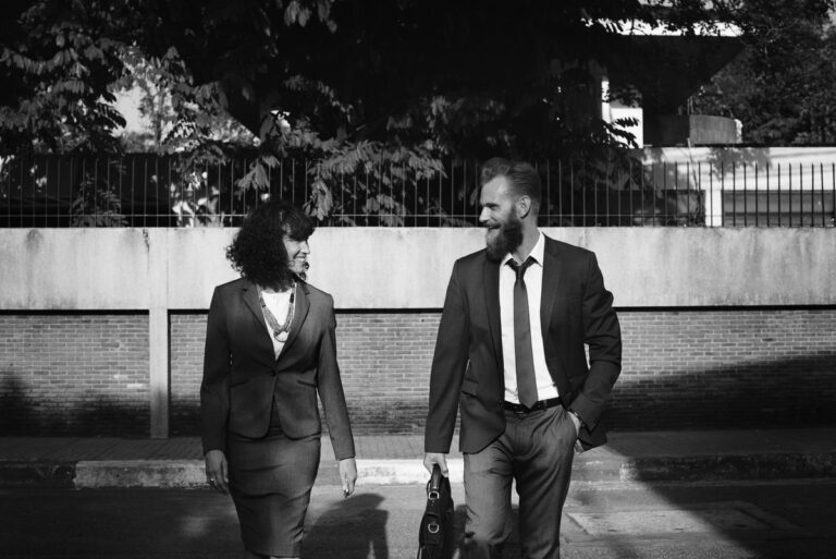 business-people-walking-together-city_result