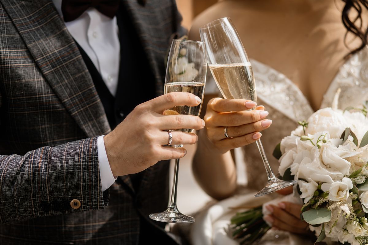front-view-wedding-couple-s-hands-with-champagne-glasses-wedding-bouquet_result